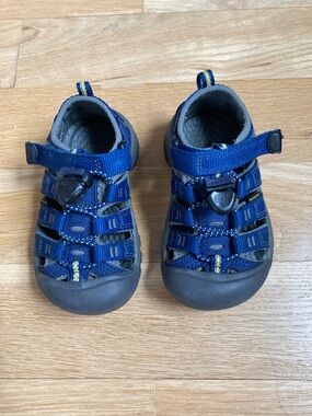 Keen Little Kids' Newport H2 Blue & Gray Closed-Toe Sandals Size 8US